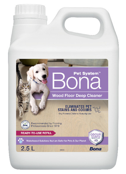 Vit plastdunk med etikett för "Bona Pet System Wood Floor Deep Cleaner". Bild på valp och katt. Volym: 2,5L.