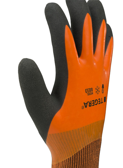 Svart och orange arbetshandske med text "TEGERA MODEL 883" på handens ovansida.