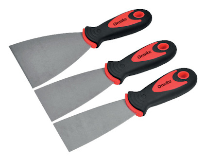 Tre spackelspadar med svarta handtag och röda detaljer, placerade i parallell formation.