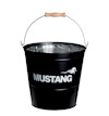 Svart hink med texten "MUSTANG" och en hästlogotyp, metallhandtag med trägrepp.