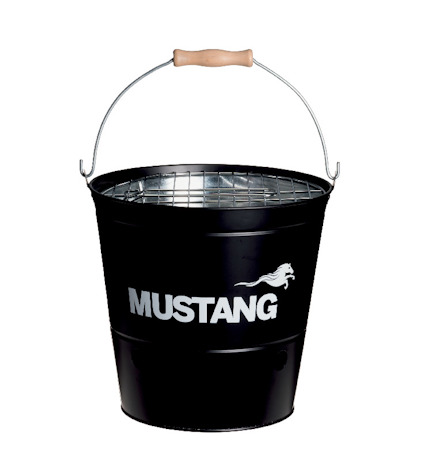 Svart hink med texten "MUSTANG" och en hästlogotyp, metallhandtag med trägrepp.