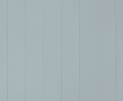 Gråblå, slätspontad panel med vertikala räfflade linjer.
