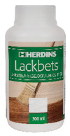 Vit flaska med etikett "HERDINS Lackbets" och en bild av en pensel över träyta.