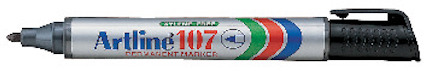 Markerspetsen pekar åt vänster på en Artline 107 permanent märkpenna i silverfärg med flerfärgad text och detaljer.