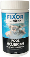 Förpackning med texten "FIXOR BY Nitor POOL HÖJER pH 1 KG", bild av en leende person under vatten.