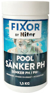 Vit behållare med etiketten "Fixor by Nitor", "Pool Sänker PH", och bild av en simmande person under vatten.