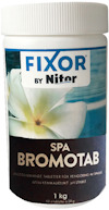 Vit plastburk med etiketten "Fixor by Nitor SPA Bromotab" och en bild på en vit blomma mot en blå bakgrund.