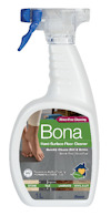 Sprayflaska med etiketten "Bona Hard-Surface Floor Cleaner" och en bild av bara fötter på ett golv.