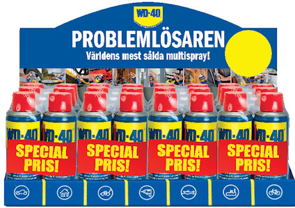 En förpackning med WD-40-burkar med röda lock, märkta "SPECIAL PRIS!" på en display med texten "PROBLEMLÖSAREN".