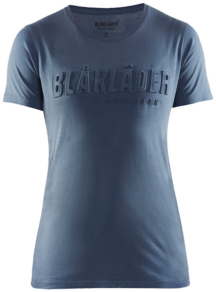 Blå t-shirt med texten "BLÅKLÄDER WORKWEAR" i relief på bröstet. Kortärmad och med rund hals.