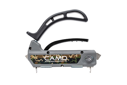 Grå och svart verktyg med handtag och kamouflagemönster på sidan. Märkt med "CAMO MARKSMAN PRO".