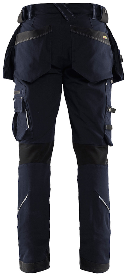 Mörka arbetsshorts med flera fickor och förstärkta knän, sedd bakifrån.