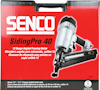 Förpackning med Senco SidingPro 40, en 13 gauge vinklad spikpistol, årsgaranti, i röd och svart design.