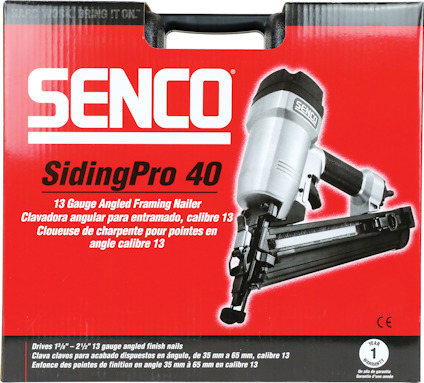 Förpackning med Senco SidingPro 40, en 13 gauge vinklad spikpistol, årsgaranti, i röd och svart design.