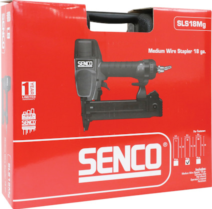 Röd kartong med Senco SLS18Mg häftpistol avbildad, text "Medium Wire Stapler 18 ga." och användningsinstruktioner.
