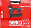 Röd förpackning med svart häftapparat, märkt "SENCO SLS18Mg". Texten inkluderar "Medium Wire Stapler 18 ga".