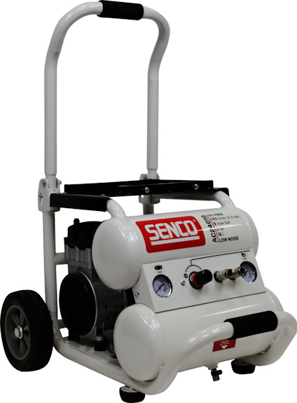 Luftkompressor med två hjul och bärhandtag; märkt "SENCO" och "Low Noise" på vit tank.