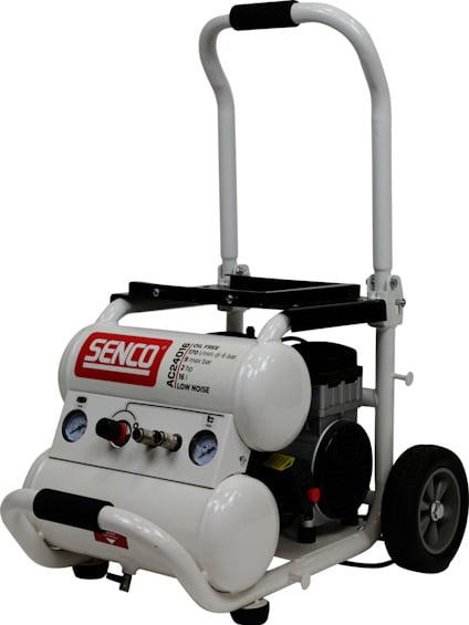Bärbar vit Senco luftkompressor med två hjul och handtag, märkt "Low Noise".