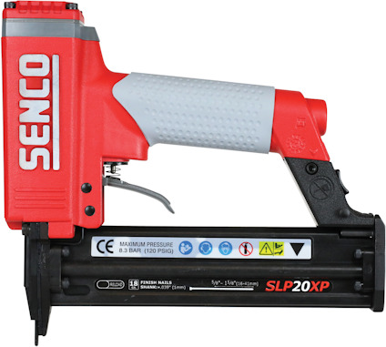 Röd och grå dyckertpistol med svarta detaljer och texten "SENCO" och "SLP20XP" på sidan.