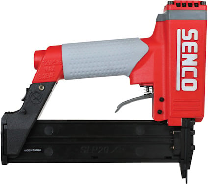 Röd och grå Senco spikpistol med svart magasin.