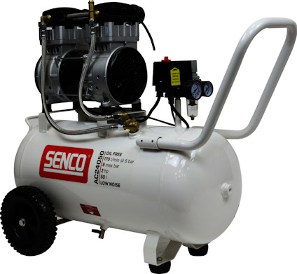 Vit Senco luftkompressor med handtag, två tryckmätare och hjul. Märkt med "Oil Free", "50" Hz, "50 dB", "10 mmin" och "6 Bar".