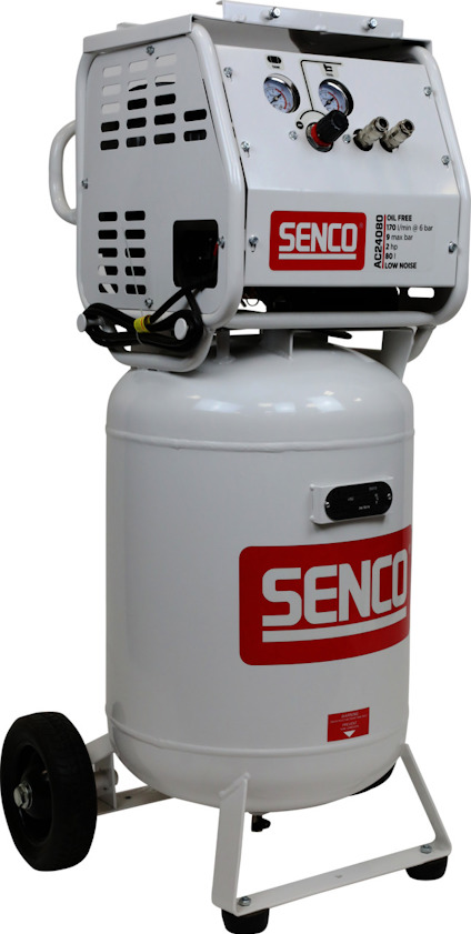 Vit kompressor med märket "Senco" i rött på tanken, två tryckmätare och ett handtag ovanpå.