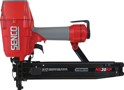 Röd och grå klammerpistol med texten "SENCO" och modellbeteckningen "NS20XP" på sidan.
