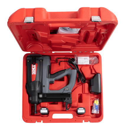 Röd plastväska med en nailer, batteriladdare, batterier och tillbehör inuti.