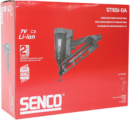 Röd kartong med vit text, innehållande en Senco GT65i-DA sladdlös finish nailer, 7V Li-ion, med 2 års garanti.