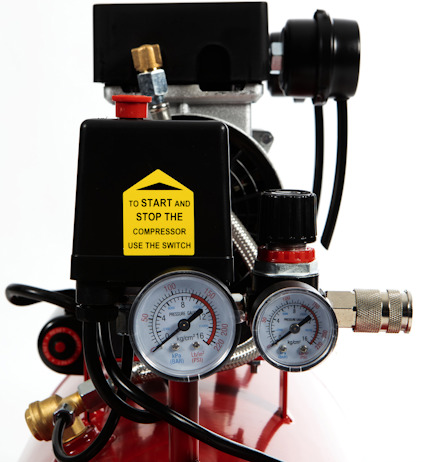 Röd luftkompressor med manometrar och text: "TO START AND STOP THE COMPRESSOR USE THE SWITCH".