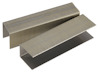 Staples i en V-formad hög med en metallisk yta, arrangerade i två parallella rader mot en vit bakgrund.