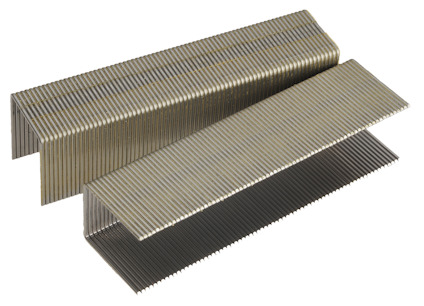 Staples i en V-formad hög med en metallisk yta, arrangerade i två parallella rader mot en vit bakgrund.