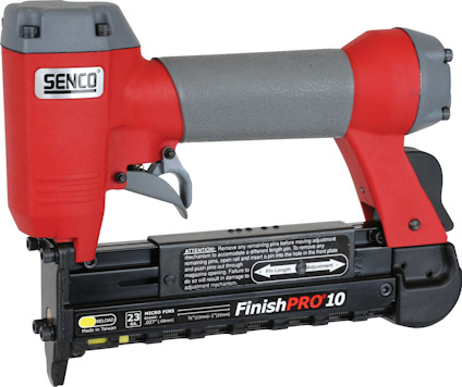 Röd och grå spikpistol märkt "Senco" och "FinishPro 10", med display och varningstext på sidan.