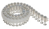 Metallstift med plastbrickor, sammanbundna i en spiralformad rad.