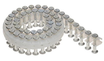 Metallstift med plastbrickor, sammanbundna i en spiralformad rad.
