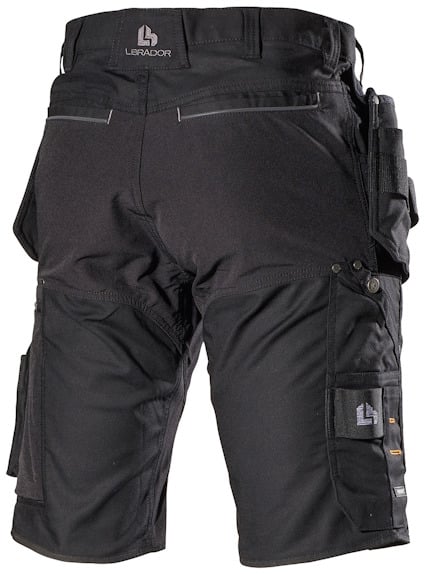 Svarta arbetsshorts med flera fickor och hållare, märkt "Lbrador" på bakfickan.