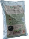 En påse märkt "Biokol" med text om klimatsmart jordförbättring, grönt och brunt tryck samt svensk symbol.
