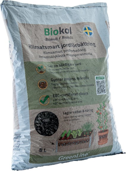 En påse märkt "Biokol" med text om klimatsmart jordförbättring, grönt och brunt tryck samt svensk symbol.