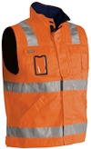 Orange och marinblå väst med reflexband och fickor.
