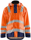Orange regnjacka med reflexband och marinblå detaljer, huva och knappar framtill.