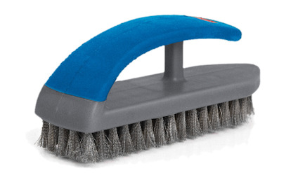 Handhållen stålborste med blått ergonomiskt handtag och grå borst.