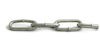Metallkätting med ovala länkar i galvaniserat stål, liggande horisontellt mot en vit bakgrund.