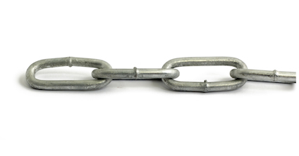 Metallkätting med ovala länkar i galvaniserat stål, liggande horisontellt mot en vit bakgrund.