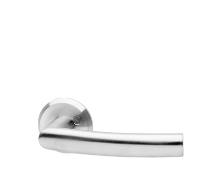 Ett modernt, kromat dörrhandtag i metall med rund rosett och enkel design.