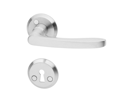 Silverfärgat dörrhandtag med avrundad design och tillhörande nyckelskylt.