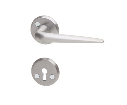 Dörrhandtag i borstat aluminium med rund nyckelskylt och nyckelhål.