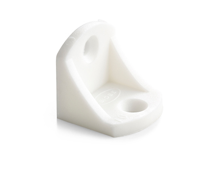 Vit plastvinkel med två hål för montering, stående på en plan yta.