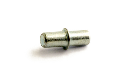 Metallisk, cylindrisk hyllbärare med ett mindre utskjutande segment. Ligger isolerad på vit bakgrund.