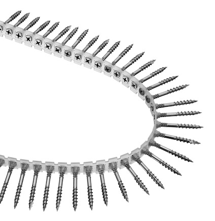 Metallskruvar i band, delvis inramade i plast, arrangerade i en kurva mot vit bakgrund.