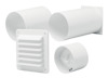Ventilationsrör och komponenter i vit plast, inklusive ett ventillock med galler.